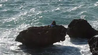 Antalya'da Dalgalarla Savaşan Balıkçı, Zorlu Süreci Geride Bıraktı