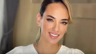 Seda Bakan'dan Şık Siyah Takım Elbise ile Minimalist Tarz Vurgusu!