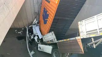 Gaziantep'te TIR'ın Köprüden Düşmesi Sonucu 2 Kişi Yaralandı