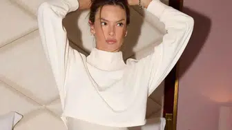 Alessandra Ambrosio, İstanbul'u keşfetti Ve Ödülünü Kutladı