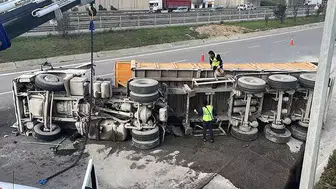 Çayırova'da Mıcırlı Kamyonun Devrilmesi Trafiği Olumsuz Etkiledi