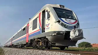 Turgutlu'da Tren Kamyonete Çarptı: Sürücü Hayatını Kurtardı!