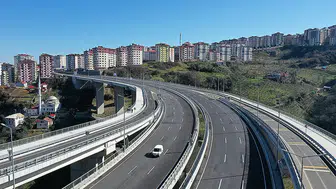 Trabzon'da Yol Yapım Çalışmaları Nedeniyle Ulaşım Tek Şeride Düşürüldü