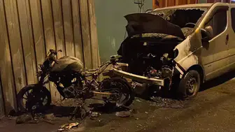 Fatih'te Park Halindeki Motosiklet Yangını Minibüse Sıçradı