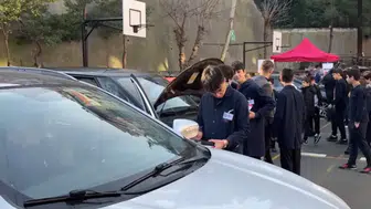 Meslek Lisesi Öğrencileri Trafik Güvenliği İçin Araç Kontrolü Yapıyor