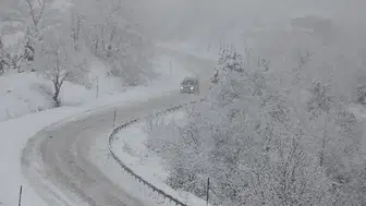 Trabzon'da Yoğun Kar Yağışı Ulaşımı Felç Etti, Kritik Yollar Kapandı