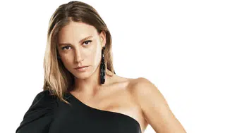 Serenay Sarıkaya Paris Moda Haftası'nda Türk Modasını Dünyaya Tanıttı