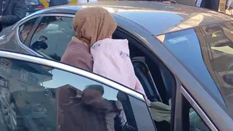 Bebeği Arabada Mahsur Kalan Anneye Çevre Halkından Yardım Eli Uzandı