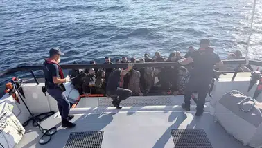 Bodrum'da 35 kaçak göçmen ve organizatör yakalandı, deniz güvenliği riske atıldı!