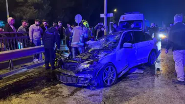 Bursa'da Direğe Çarpan Otomobilde 6 Kişi Yaralandı!