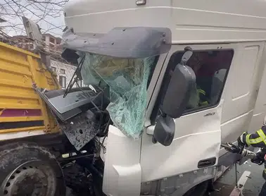 Rize'de Tır Kazasında Dört Yaralı; Bir Kişinin Durumu Ağır