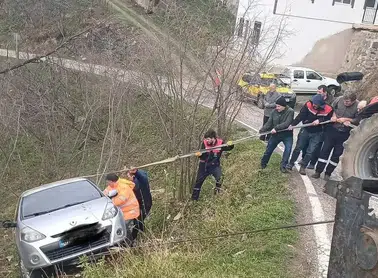 Fırtına Gücüyle Sürüklendi: Otomobil Fındık Bahçesine Düştü!