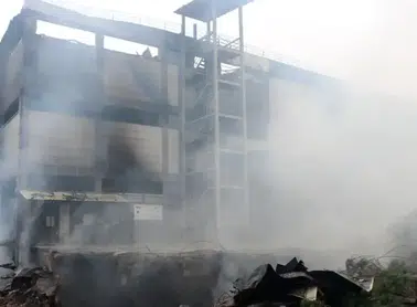 Arsin'de Fındık Üretim Tesisinde Yangın Çıktı: 3 Kişi Yaralandı!