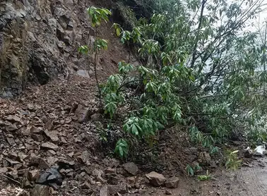 Trabzon'da Meydana Gelen Heyelan Nedeniyle Yol Ulaşımına Kapatıldı