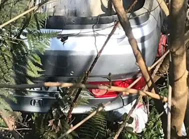 Beşikdüzü'nde Uçuruma Yuvarlanan Aracın Kazasında 2 Yaralı