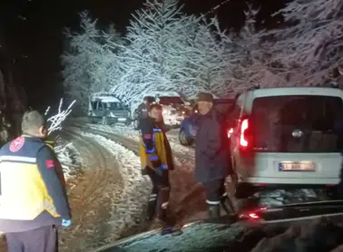 Trabzon'da Kar Yağışının Ardından Kaygan Yolda Trafik Kazası!