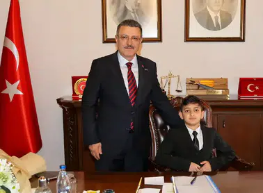 Trabzon'da 23 Nisan’da Miniklere Temsili Başkanlık Sevinci!