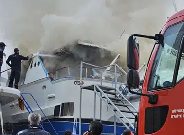 Sadri Şener'in Motoryatında Yangın: 5 Kişi Hastaneye Kaldırıldı!