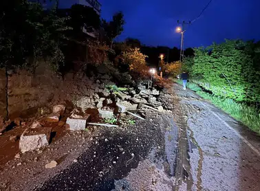 Yomra'da İstinat Duvarı Çöktü, Yol Geçici Olarak Trafiğe Kapandı