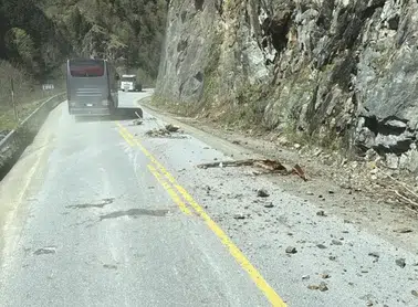 Uzungöl Yolunda Kaya Düşmesi Trafik Akışını Olumsuz Etkiledi