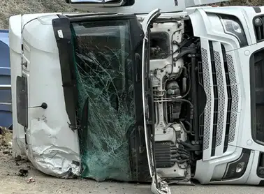 Araklı'da Tır Kazası: Sürücü Yaralandı, Sağlık Durumu Stabil