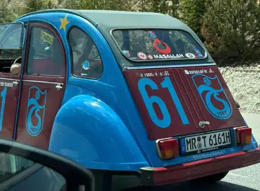 Bordo-Mavi Klasik Otomobil, Trabzonspor Sevgisini Yolda Sergiliyor!
