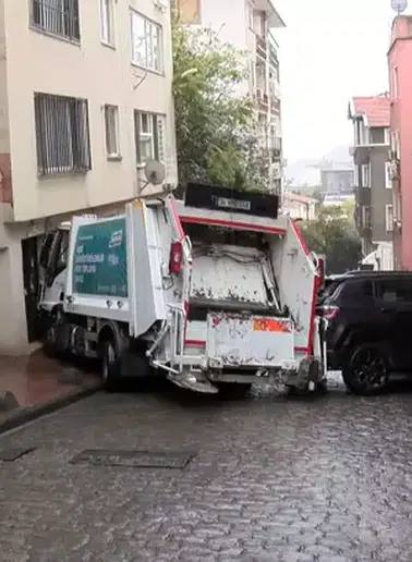 Beyoğlu'nda Yağmur Sonrası Çöp Kamyonu Kazası: 3 Yaralı