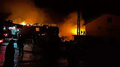 İskilip'te Yangın: Üç Ev Kül Oldu, İtfaiye ve Ekipler Olay Yerinde!