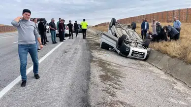 Erzincan-Gümüşhane Yolunda Hafif Ticari Araç Devrilerek Kaza Yaptı