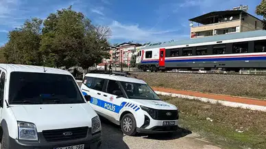 Cesur Büyükanne Torununu Kurtarmak İçin Trenin Altında Kaldı!