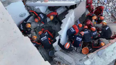 Gebze'de Bina Çökmesi: 5 Kişilik Aile Kurtarılmaya Çalışılıyor