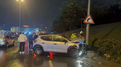 Küçükçekmece'de Yağmurlu Hava Kazası: Araç Aydınlatma Direğine Çarptı