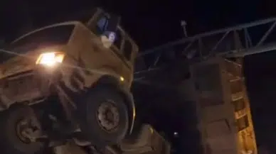 Kamyonun Açık Damperiyle Direğe Çarparak Kazaya Neden Oldu