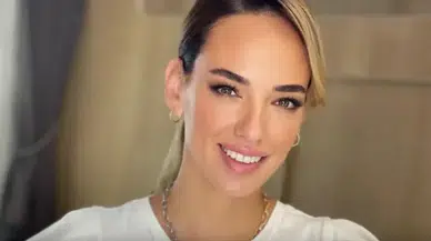 Seda Bakan'dan Şık Siyah Takım Elbise ile Minimalist Tarz Vurgusu!