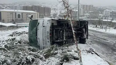 Nevşehir'de Kar Yağışı Nedeniyle Midibüs Devrildi, 14 İşçi Yaralandı!