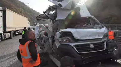 Bolu'da Minibüs, TIR ile Çarpışarak Otobüsün Üzerine Savruldu