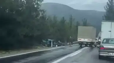 İzmir'de Trafik Kazası: İki Ölü, Üç Yaralı, Halk Önlemler Bekliyor!