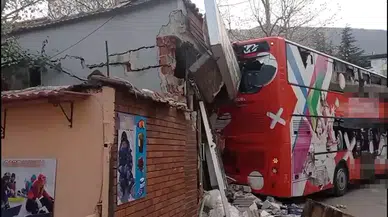 Bursa'da Freni Boşalan Otobüs Manav Dükkanına Girdi