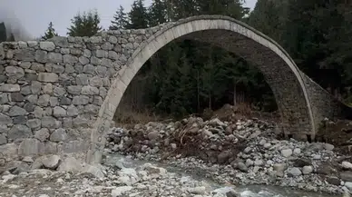 Çat Kemer Köprüsü’ne Yazılan Sprey, Kültürel Mirası Tehdit Ediyor!
