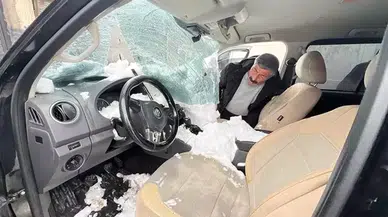Yüksekova'da Kar Kütlesi Aracın Üstüne Düşerek Kazaya Neden Oldu