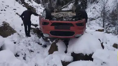 Kürtün'de Karla Kaplı Yolda Kamyonet Uçuruma Düştü