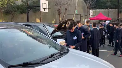 Meslek Lisesi Öğrencileri Trafik Güvenliği İçin Araç Kontrolü Yapıyor