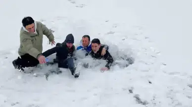 Uzungöl'de Buzda Zıplayan Dört Arkadaş Aniden Suya Düştü