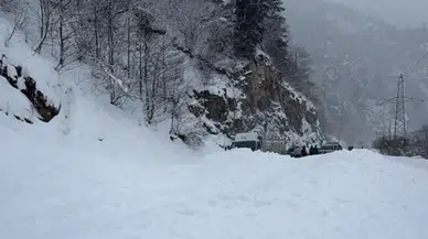 Trabzon'da Çığ Düşmesi Yol Kapattı, Sürücüler Uyarıldı!