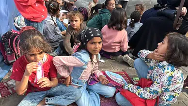 Gazze'de Çocuklar Bombardıman Sonrası Sınıflarına Döndü