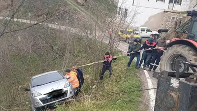 Fırtına Gücüyle Sürüklendi: Otomobil Fındık Bahçesine Düştü!