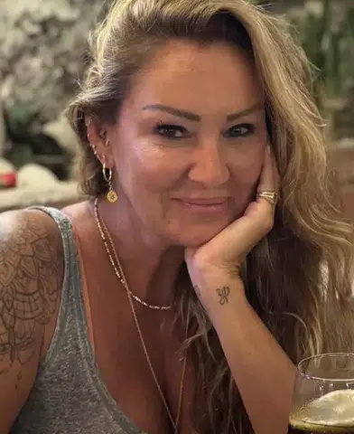 Pınar Altuğ'dan Gençlik Pozuyla Yaş Farkı Tartışmalarına Cesur Yanıt!