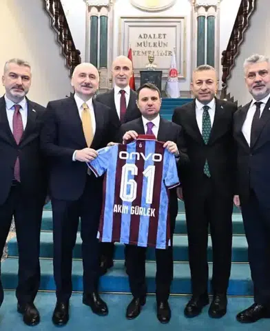 CHP'li Bak'tan Trabzonspor eleştirisi: "Siyasetin vitrin süsü olamaz"