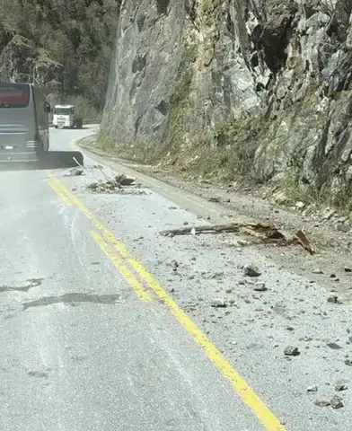 Uzungöl Yolunda Kaya Düşmesi Trafik Akışını Olumsuz Etkiledi