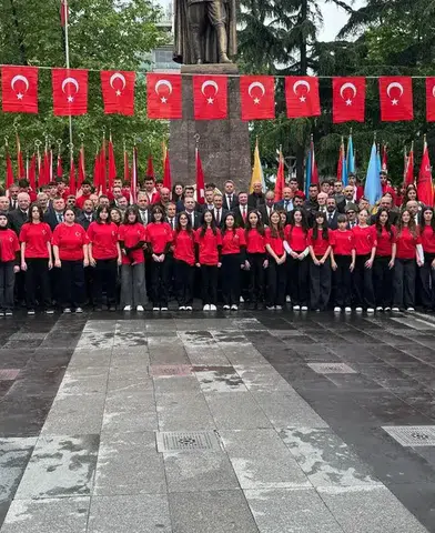 Trabzon'da 19 Mayıs Bayramı'nda Atatürk Anıtı'na Çelenk Sunuldu